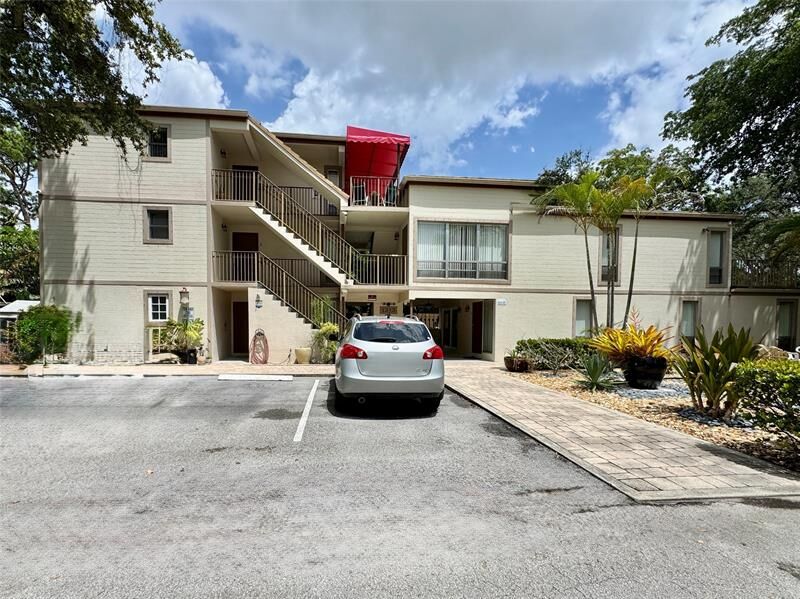 Property Photo:  1313 SW 8th Ct 4  FL 33312 