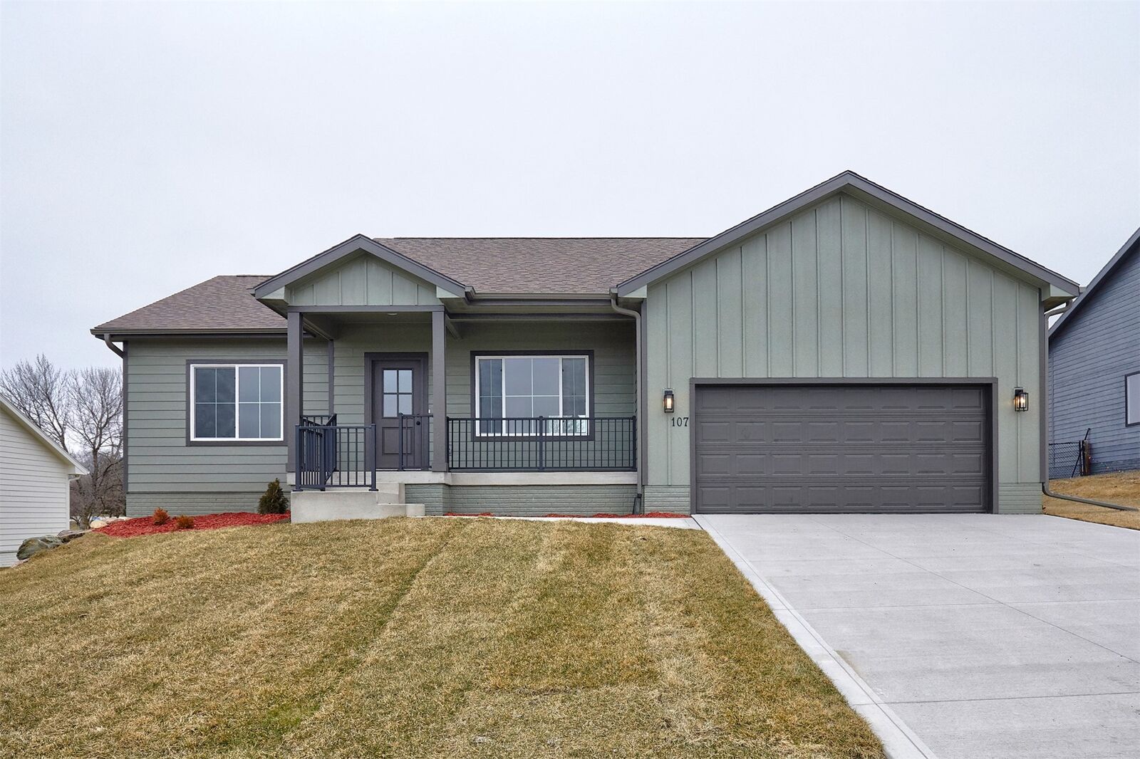 Property Photo:  107 Golf View Drive  IA 5021 