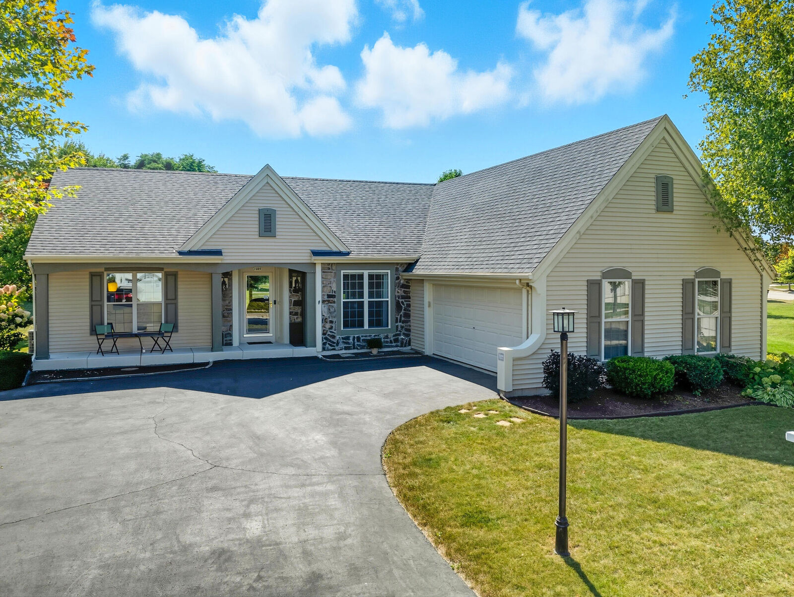 Property Photo:  1009 Parkton Dr  WI 53189 