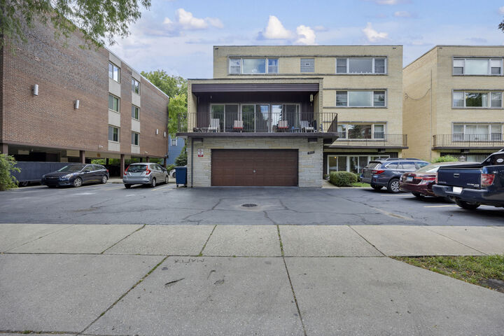 Property Photo:  947 Pleasant Street 1ae  IL 60302 