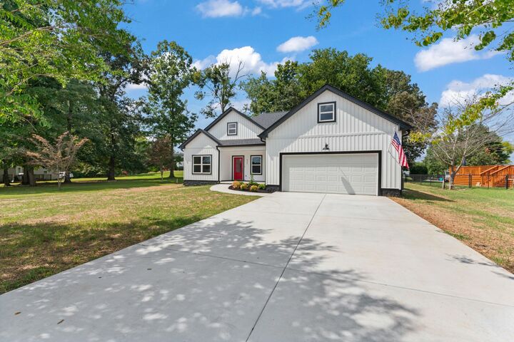 Property Photo: 515 Willow Way TN 37110