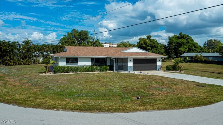 Property Photo:  1719 Sandy Circle  FL 33904 