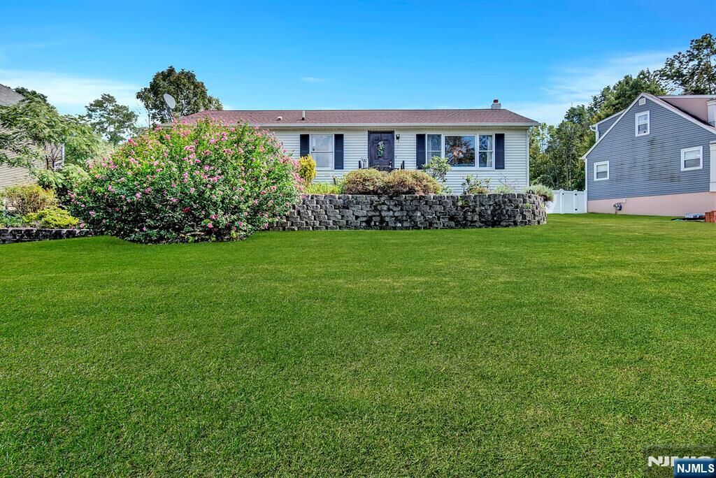 Property Photo:  18 Ringwood Lane  NJ 07421 