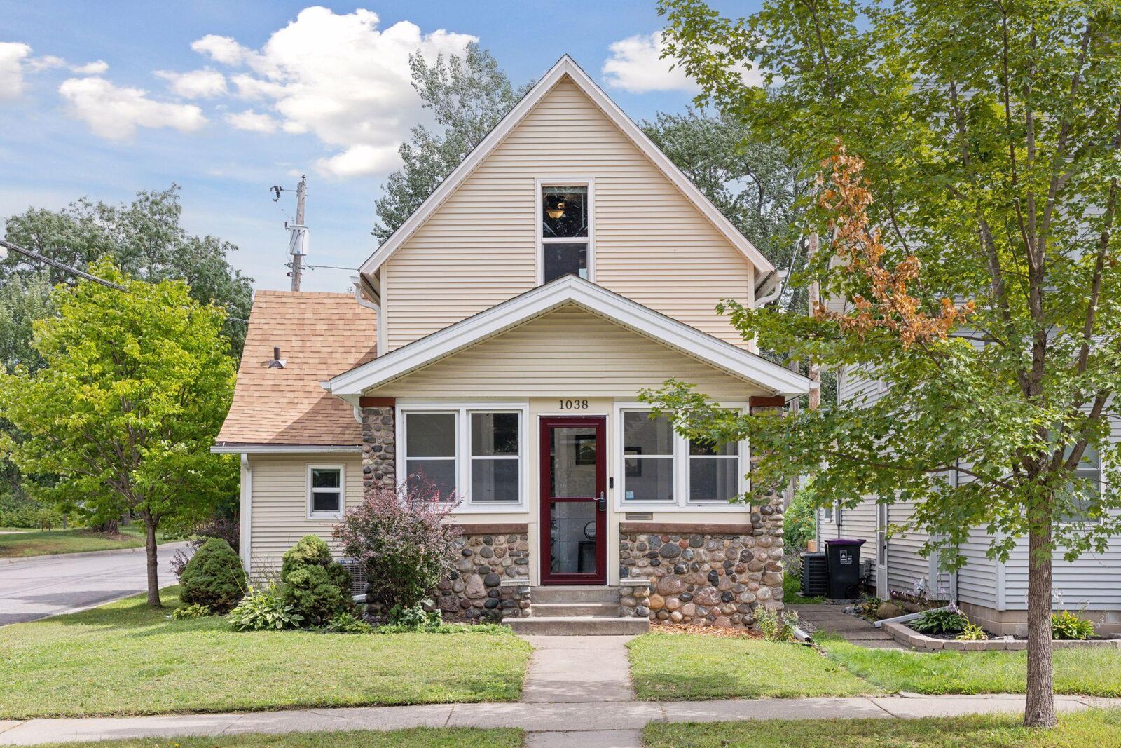 Property Photo:  1038 Colne Street  MN 55103 