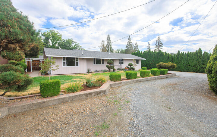 Property Photo:  433 Highland Drive  OR 97504 