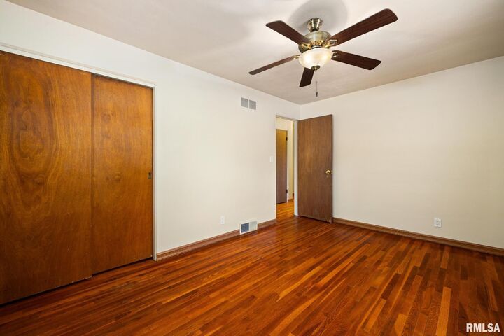 Property Photo:  2624 N Missouri Avenue  IL 61603 