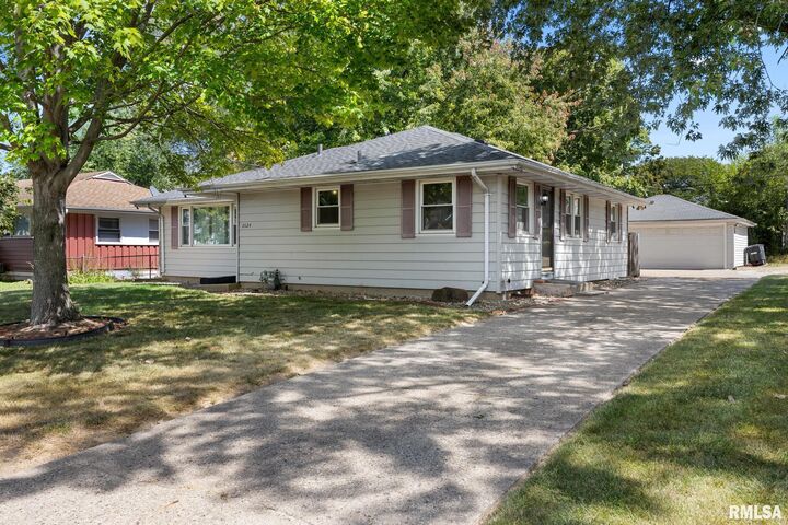 Property Photo:  2624 N Missouri Avenue  IL 61603 