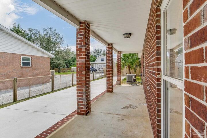 Property Photo: 3201 Laurel Dr FL 32563