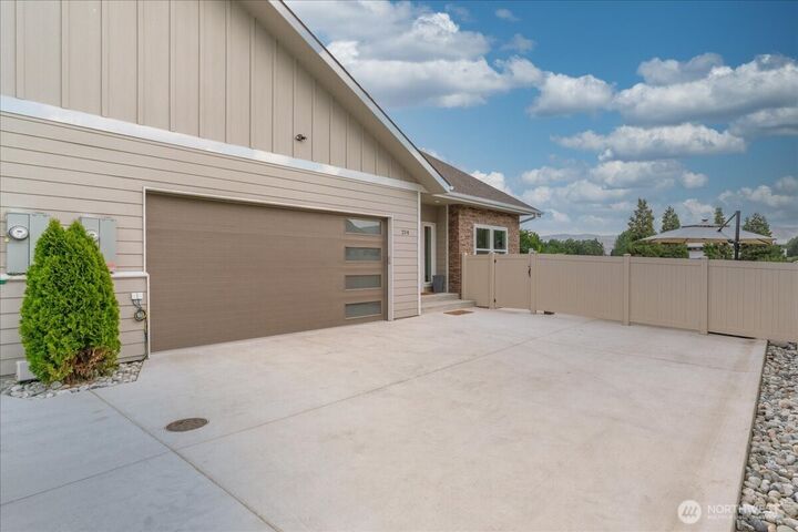 Property Photo: 214 Solomon Loop NW WA 98802