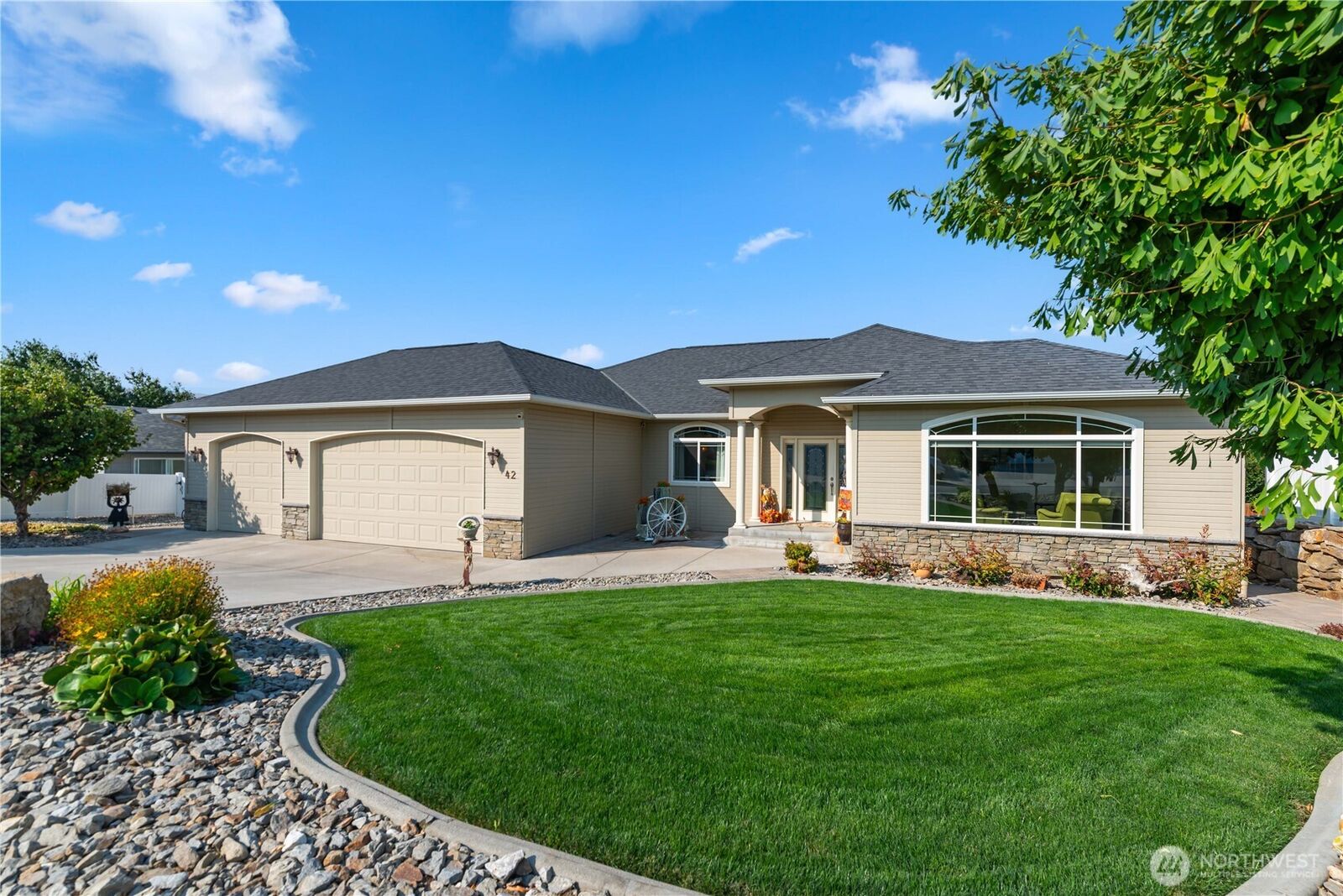 Property Photo: 42 S Mandolin Avenue WA 98802