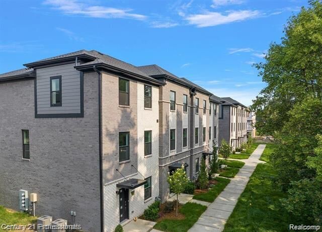 Property Photo:  2878 Summers Place  MI 48084 