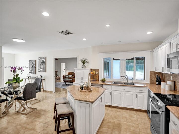 Property Photo:  11300 Shady Lane  FL 33325 