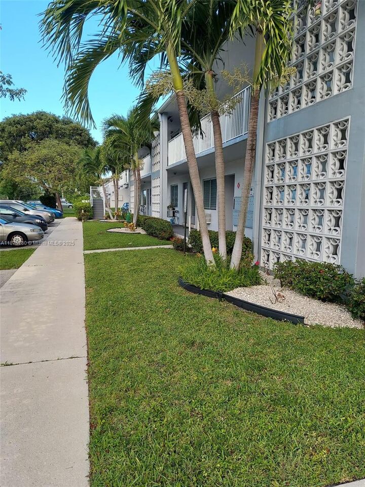 Property Photo:  1920 NE 51st Ct 205  FL 33308 
