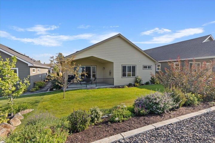 Property Photo:  22860 E Edgewater Ln  WA 99019 