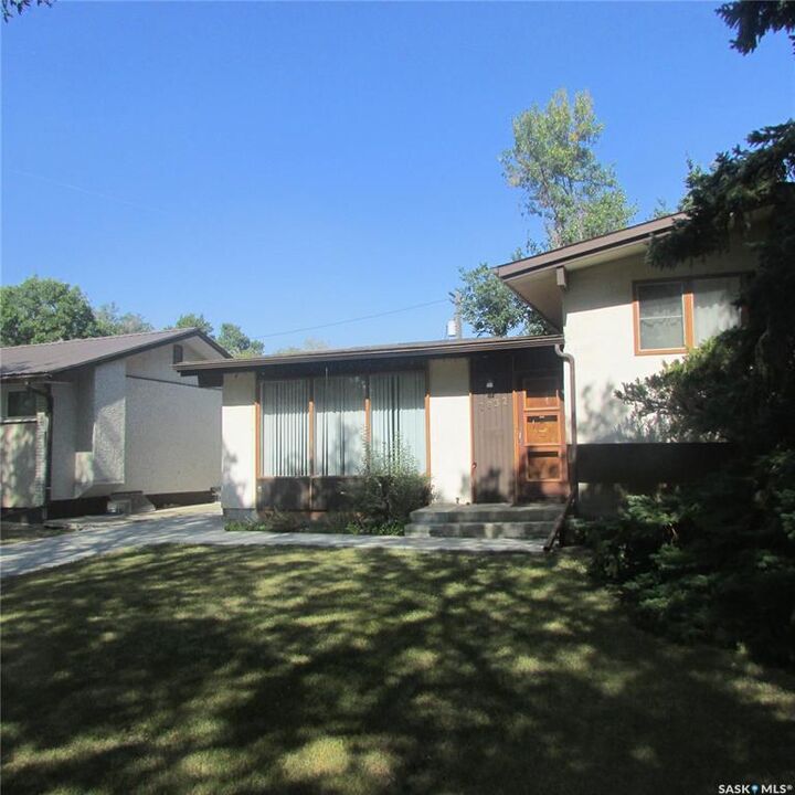 Property Photo:  2832 Grant Road  SK S4S 5G2 