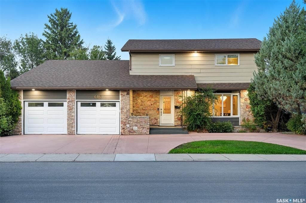 Property Photo:  619 Kingsmere Boulevard  SK S7J 4E7 