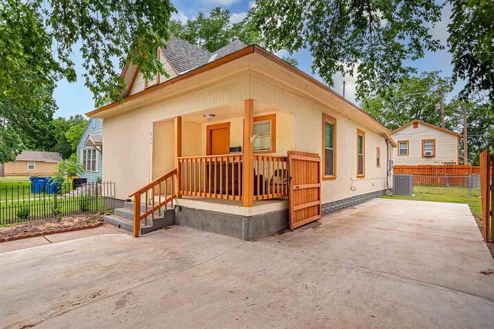 Property Photo: 234 S Lowry Street 234 1/2 S Lowry St OK 74075