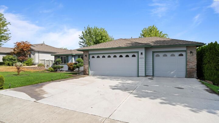 Property Photo: 2895 Sawgrass Loop WA 99354