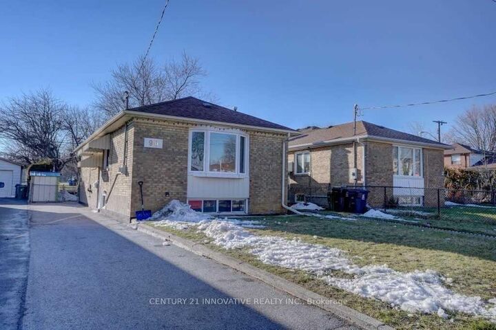 90 Wye Valley Road  Toronto ON M1P 2A6 photo