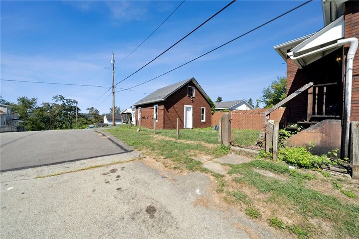 Property Photo:  2622 Milburn St  PA 15132 