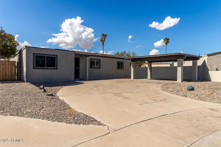 Property Photo: 10526 W Devonshire Avenue AZ 85037