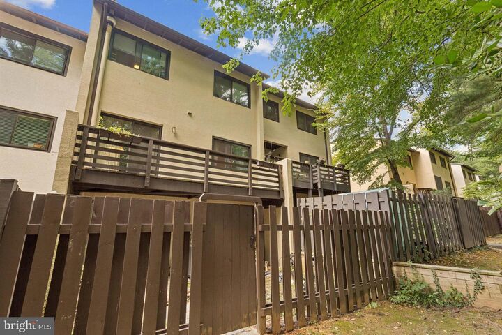 Property Photo: 11817 Coopers Court VA 20191