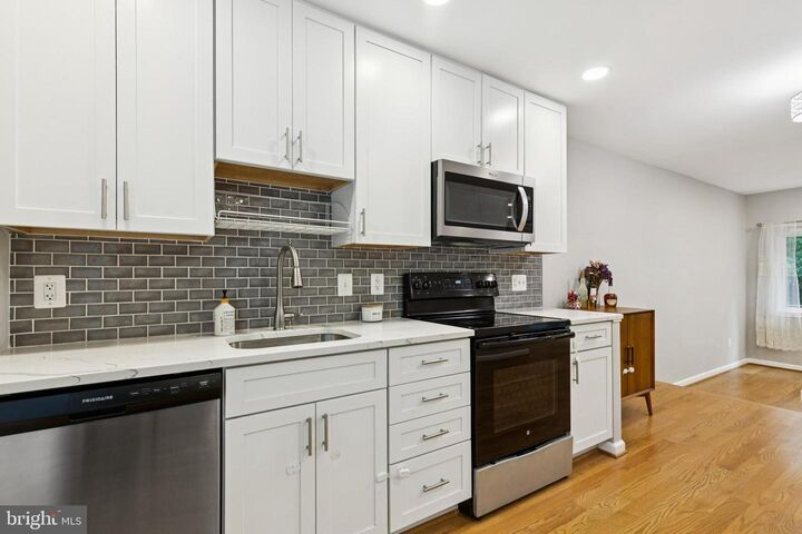Property Photo:  11817 Coopers Court  VA 20191 