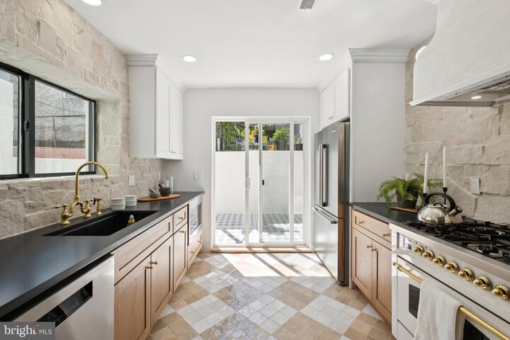 842 Wharton Street  Philadelphia PA 19147 photo