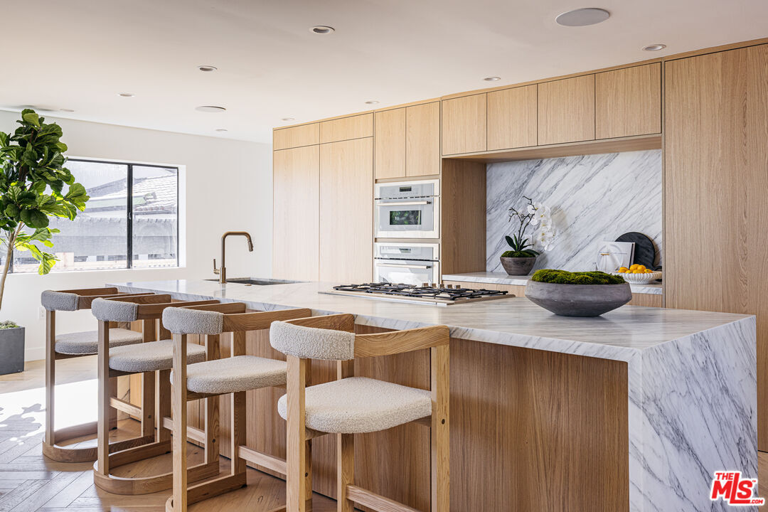 Property Photo: 7866 Fareholm Dr CA 90046