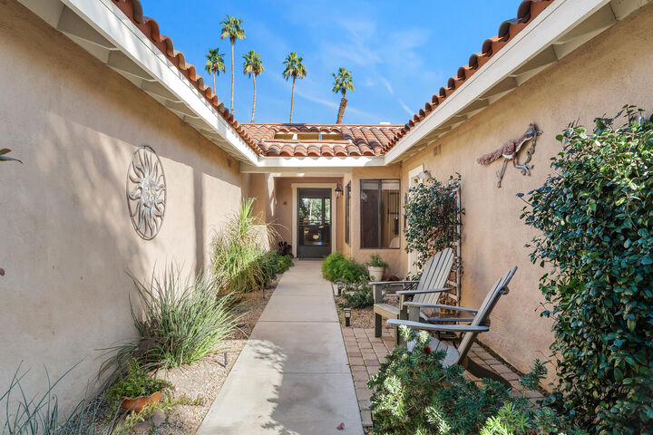 Property Photo: 240 Santa Barbara Circle CA 92260