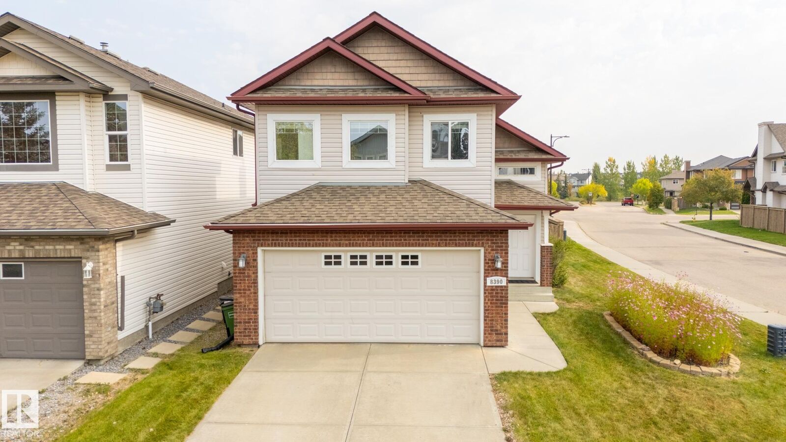 Property Photo:  8390 Shaske Crescent NW  AB T6R 0B5 