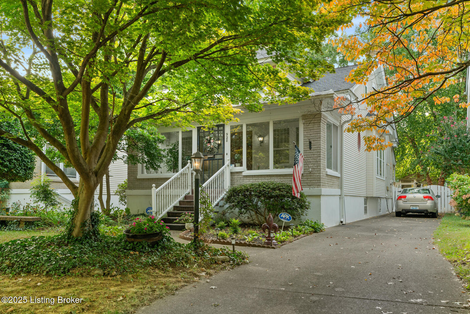 Property Photo:  928 Eastern Pkwy  KY 40217