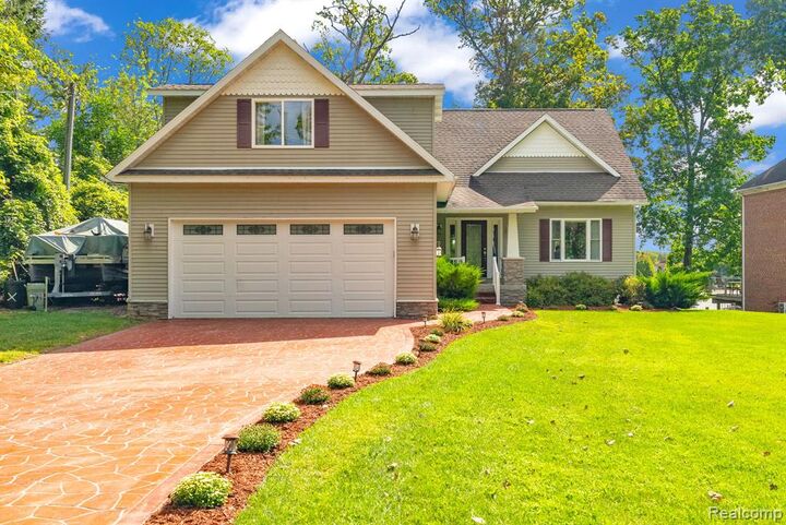 Property Photo:  2610 Strawberry Lane  MI 48060 1725 
