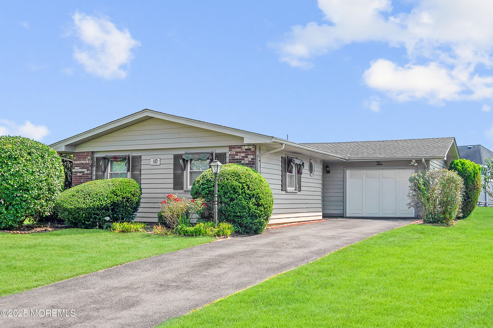 Property Photo:  10 Kingsley Court  NJ 08724 