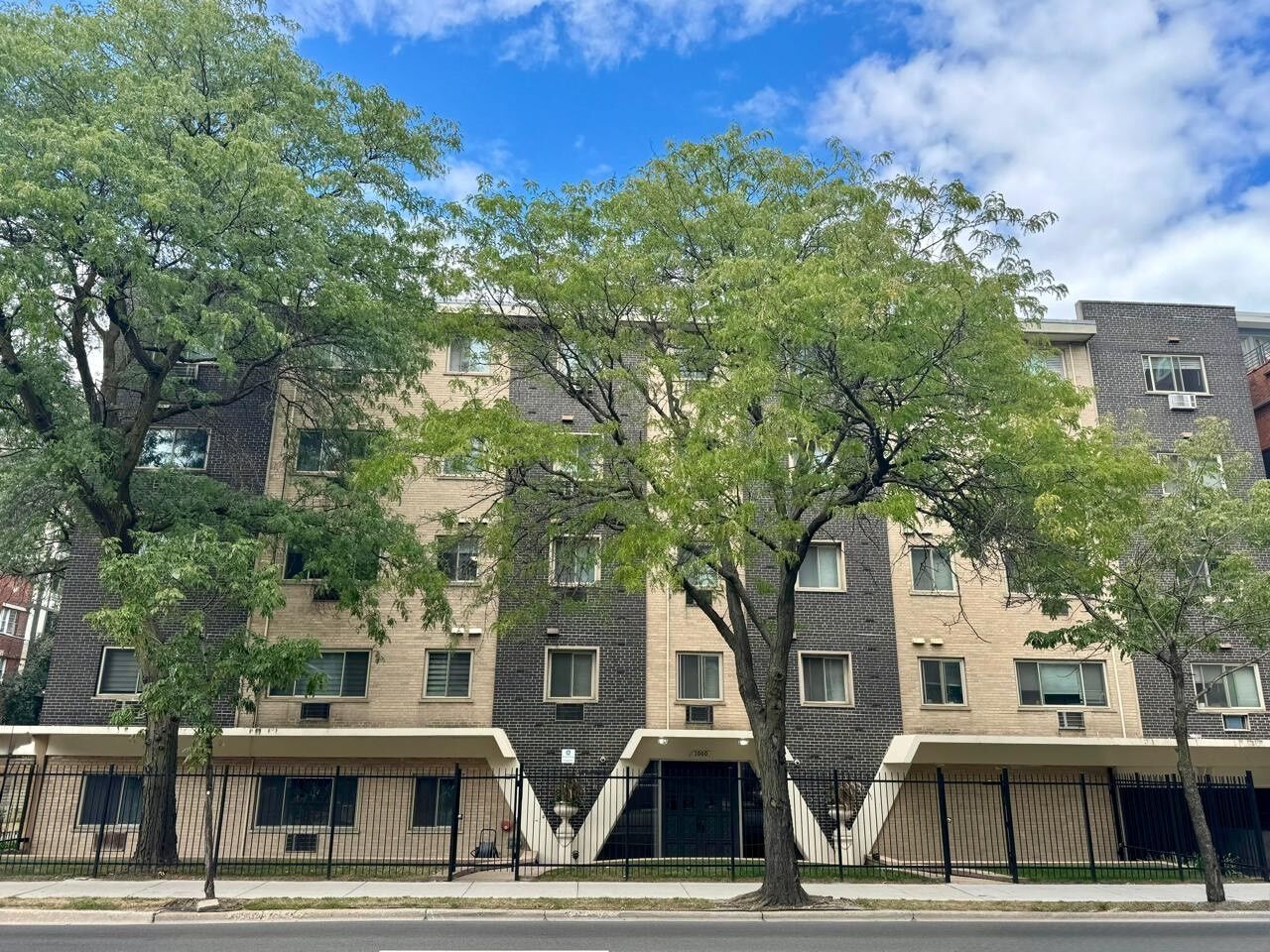 Property Photo:  1060 W Hollywood Avenue 405  IL 60660 