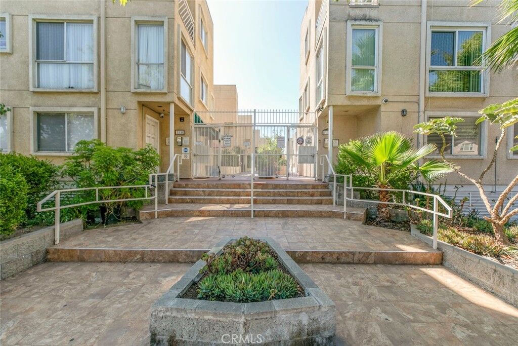 Property Photo:  116 W Maple 32  CA 91204 
