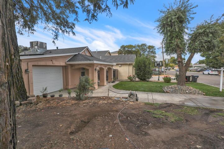 Property Photo:  210 W Pearl Avenue  CA 95207 