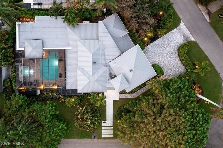 Property Photo: 367 5th Avenue N FL 34102