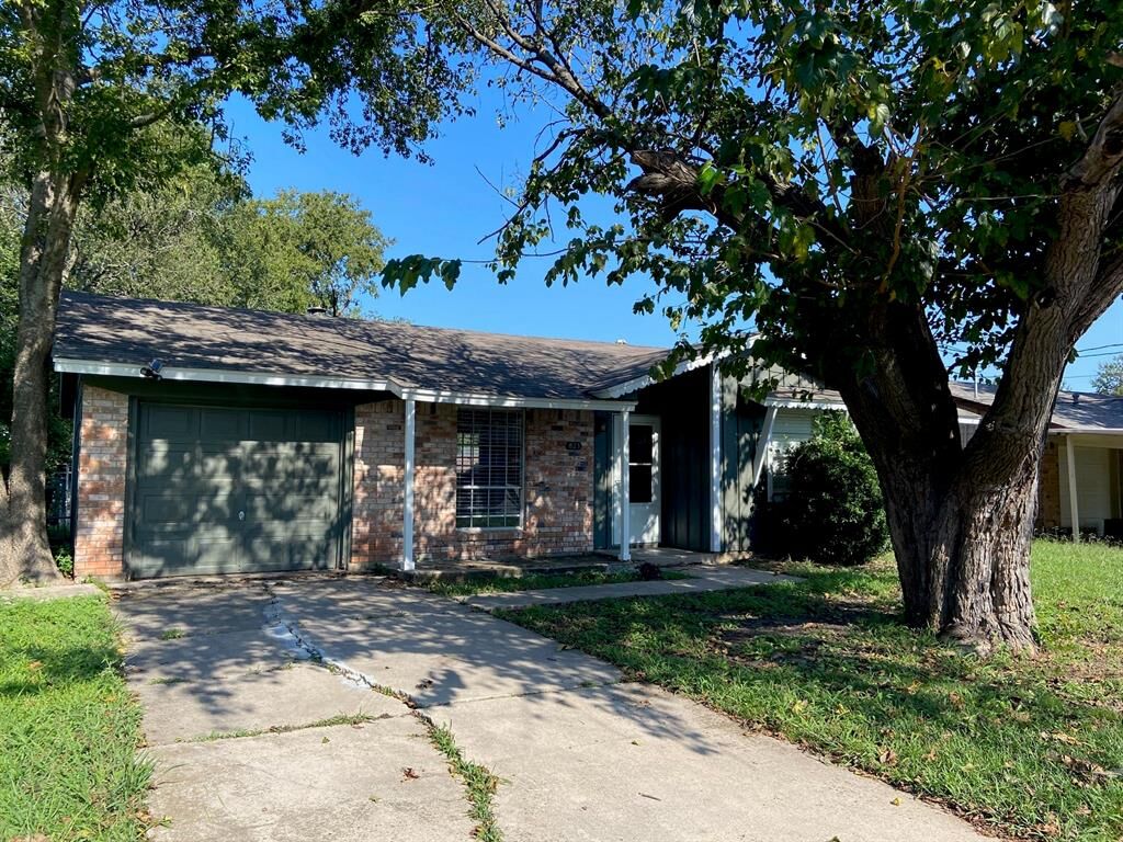 Property Photo: 621 Hillside Drive TX 75090