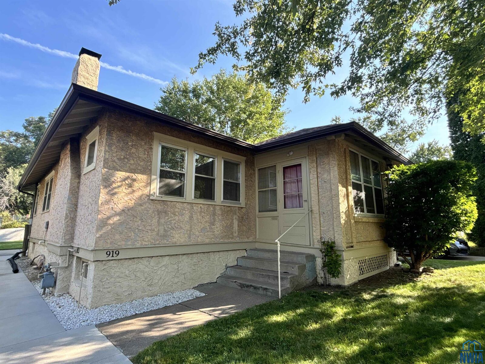 Property Photo: 919 34th St IA 51104