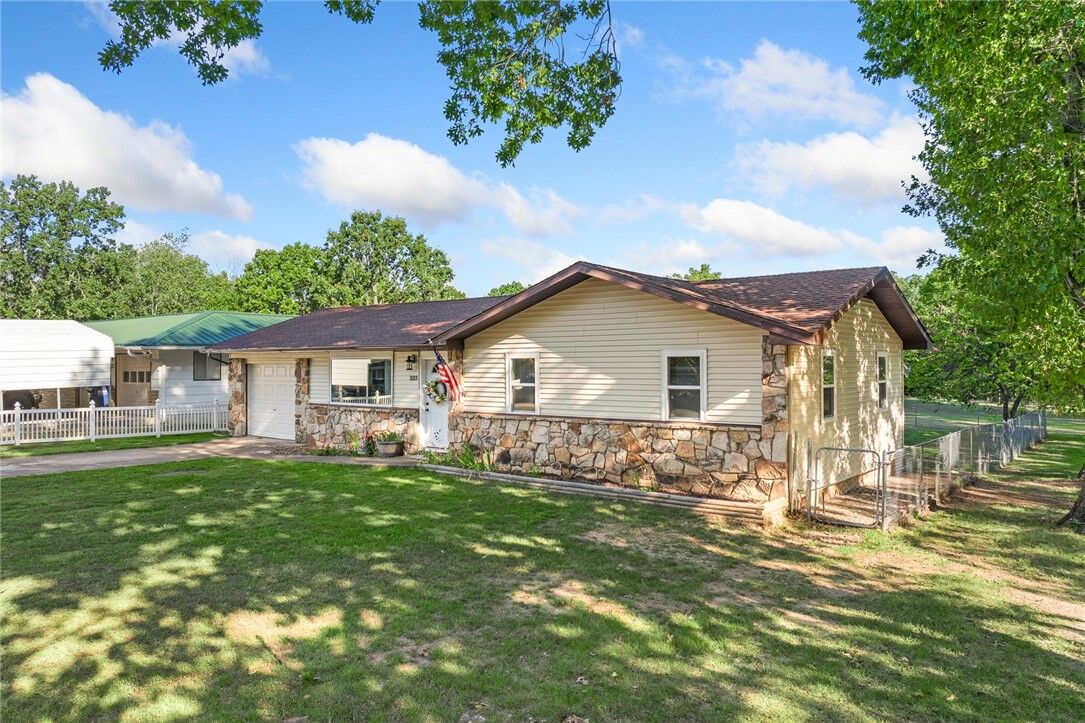 Property Photo:  323 Pine Street  AR 72644 