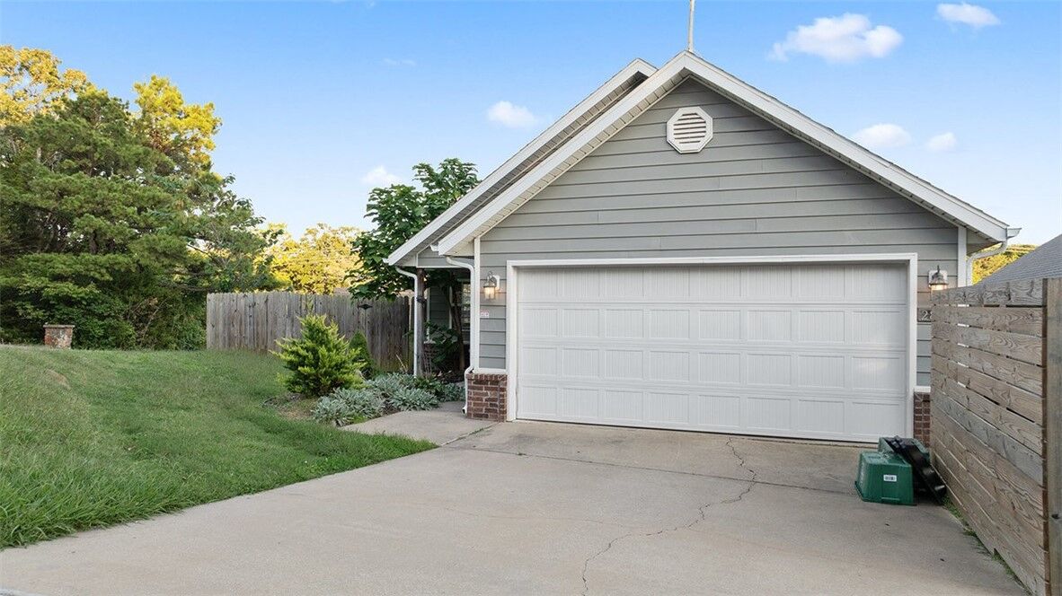 Property Photo:  2890 W Old Farmington Road  AR 72704 