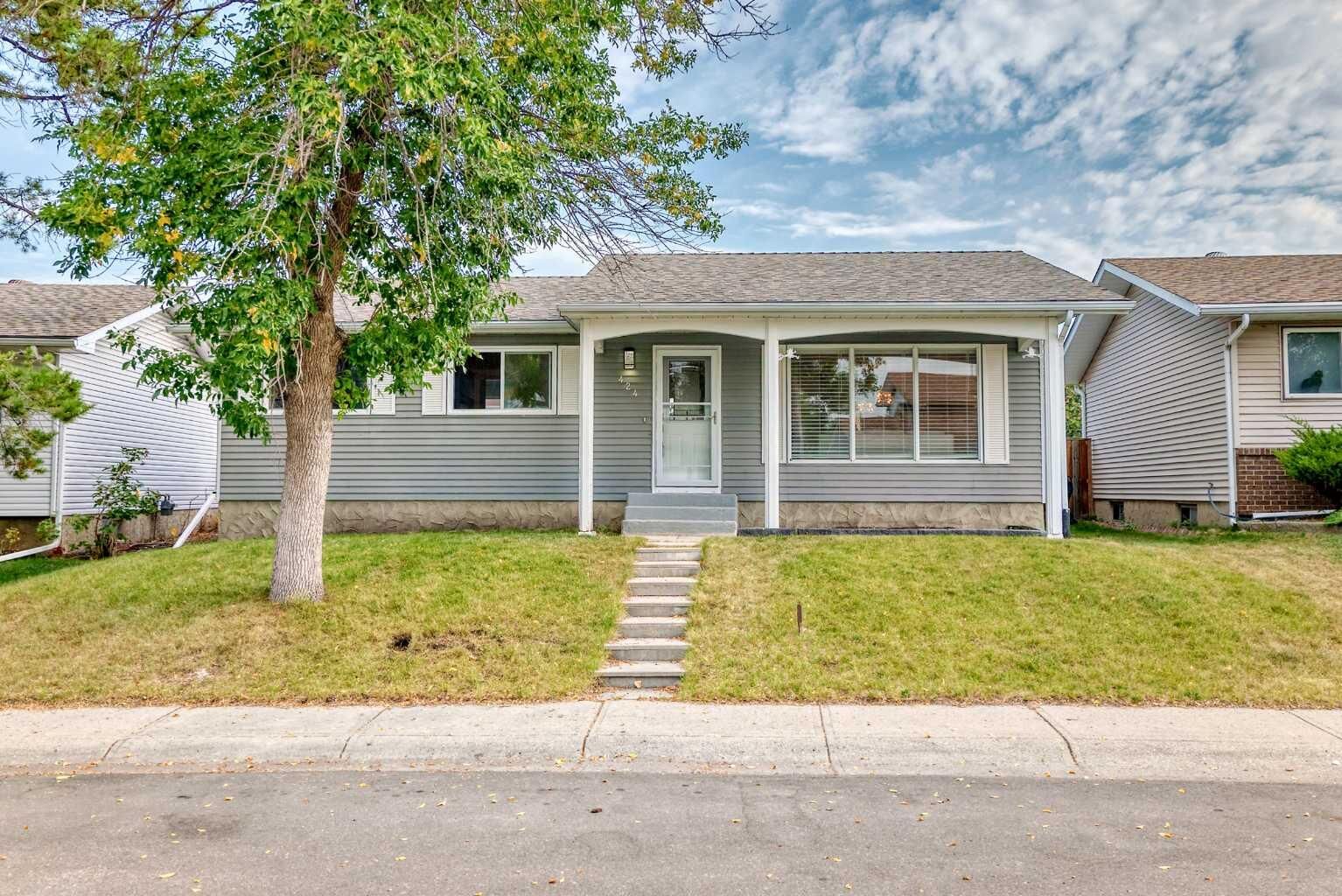 Property Photo:  424 Rundlehill Way NE  AB T1Y 2P7 