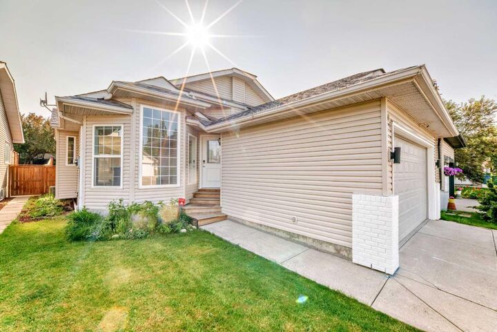 Photo de la propriété:  96 Douglas Ridge Close SE  AB T2Z 3M2 