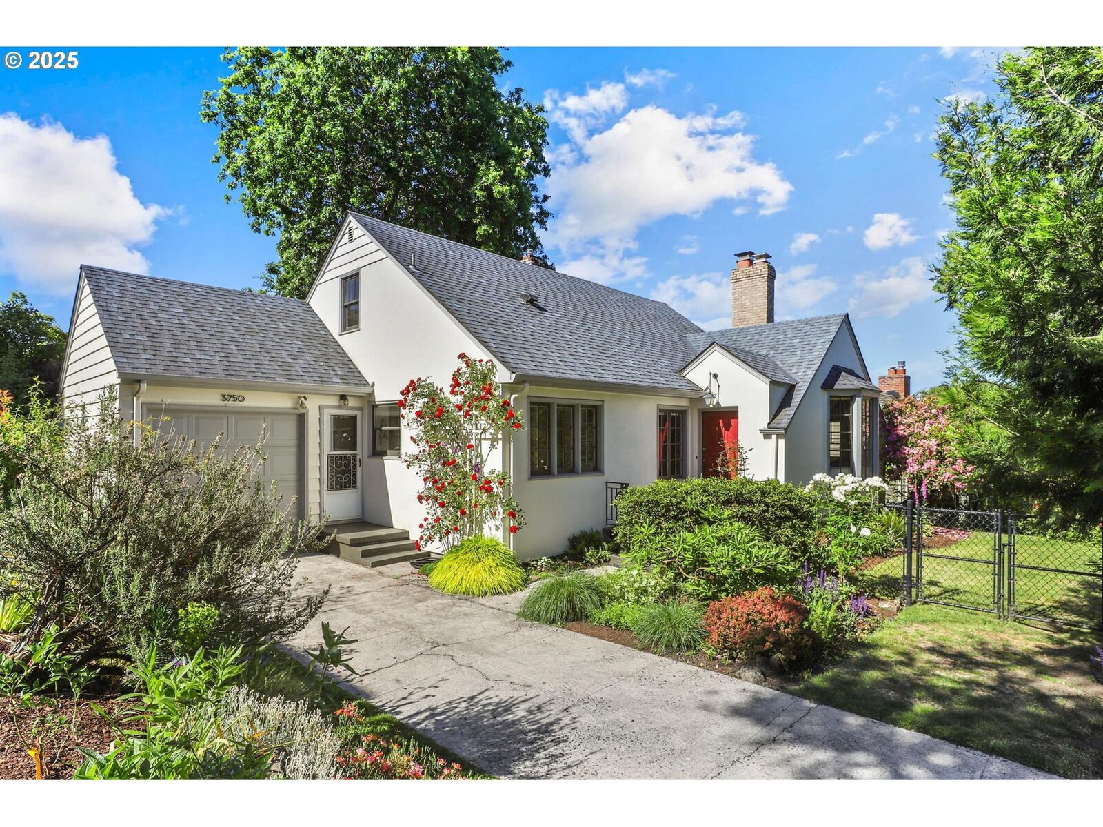 Property Photo:  3750 SE Henry St  OR 97202 