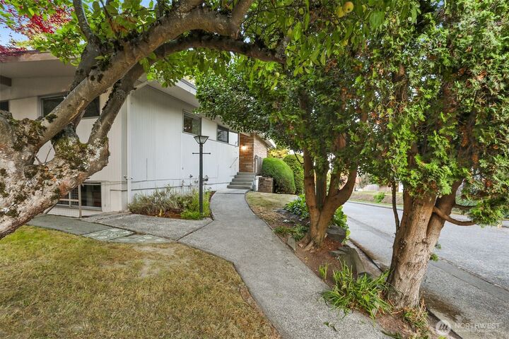Property Photo: 650 W Cremona Street WA 98119