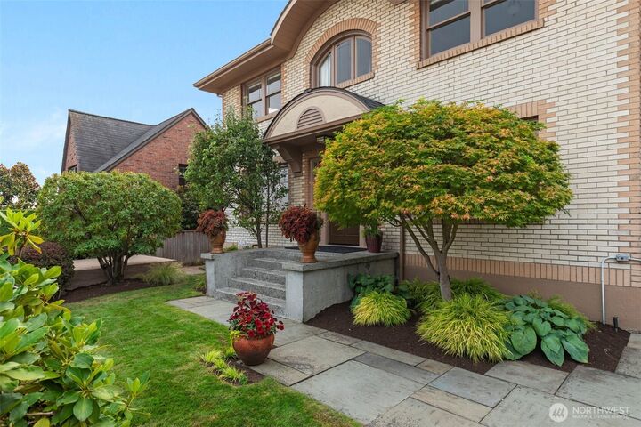 Property Photo:  1015  5th Avenue W  WA 98119 