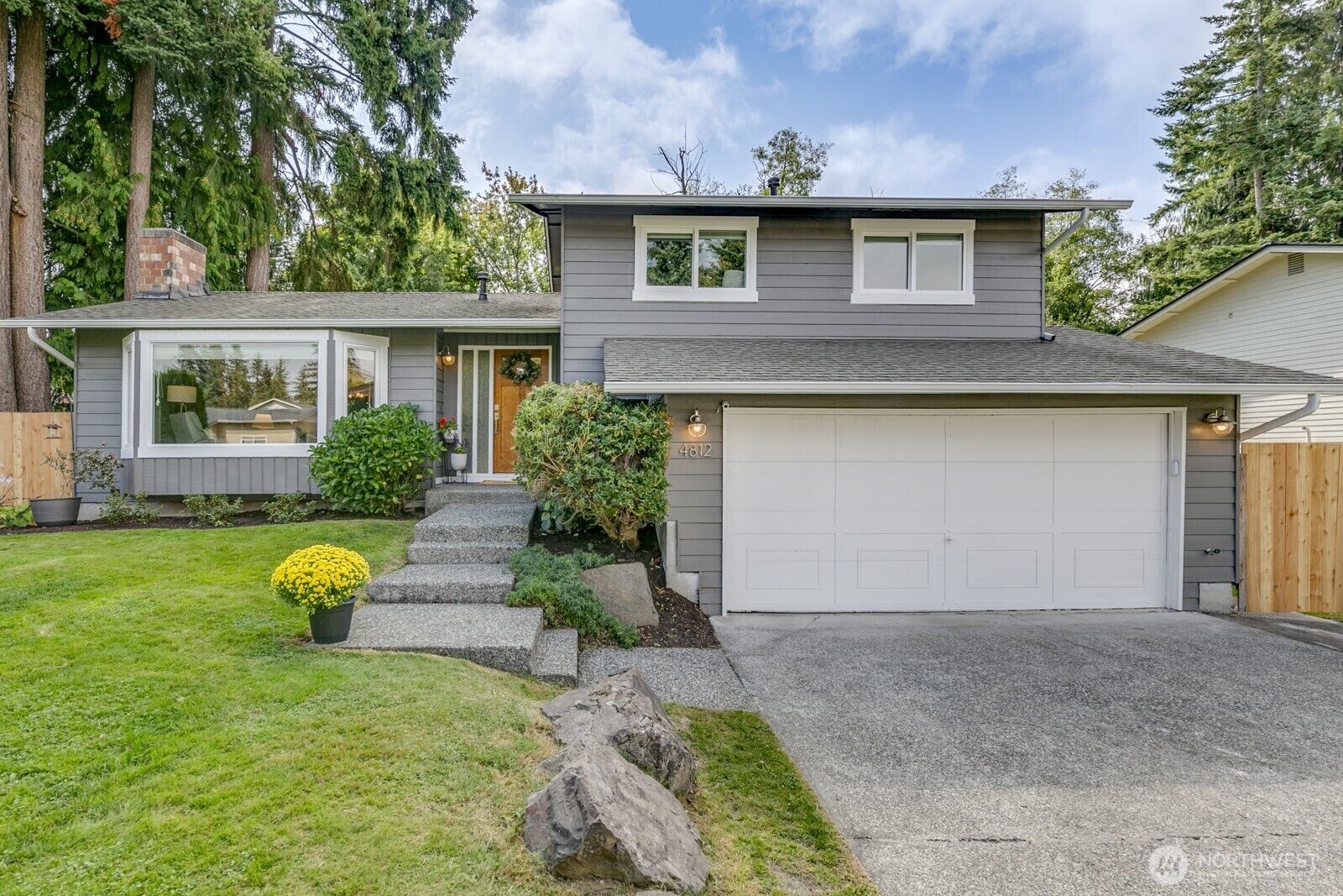 Property Photo:  4812  145th Place SW  WA 98087 