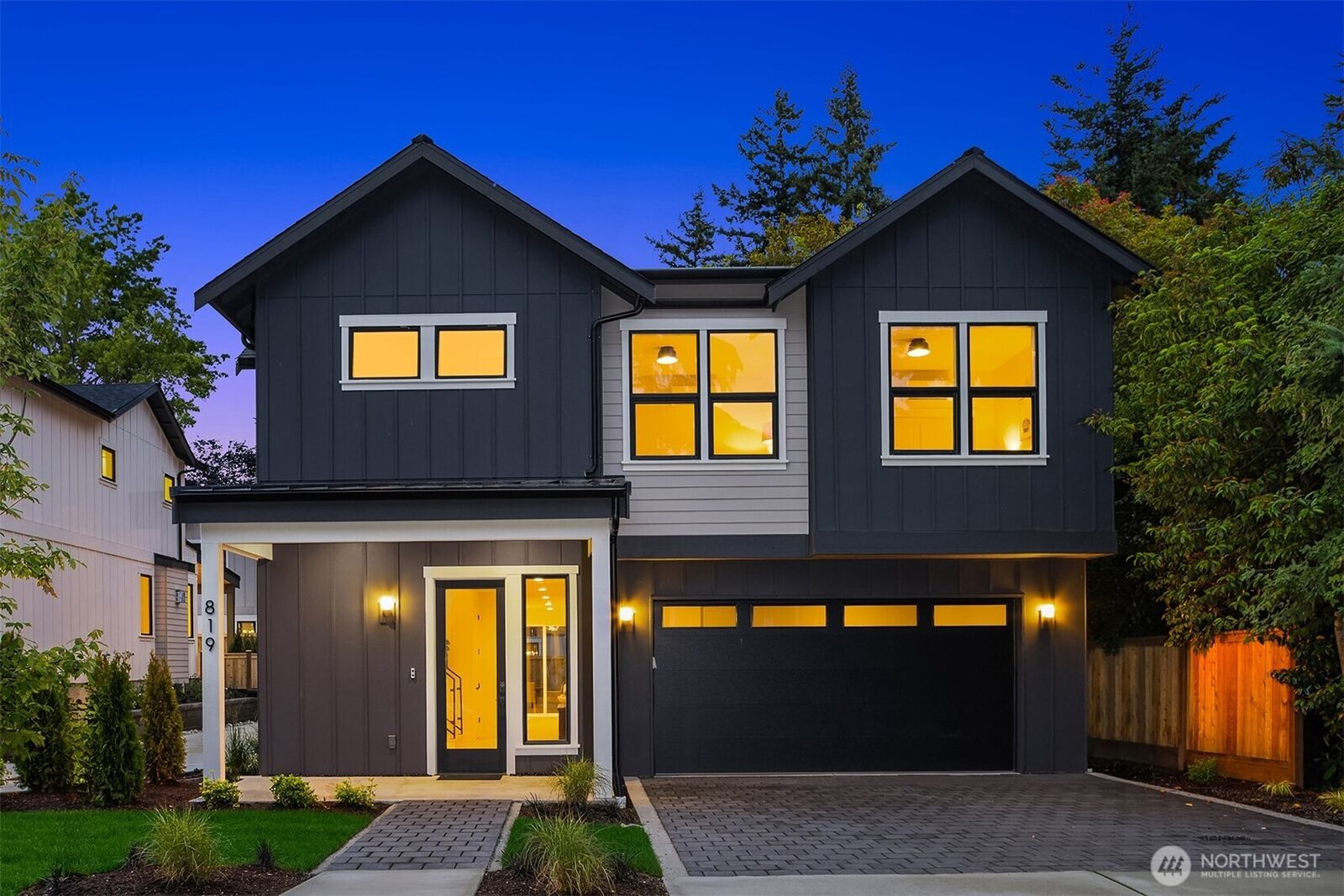 Property Photo:  819  18th Avenue W  WA 98033 