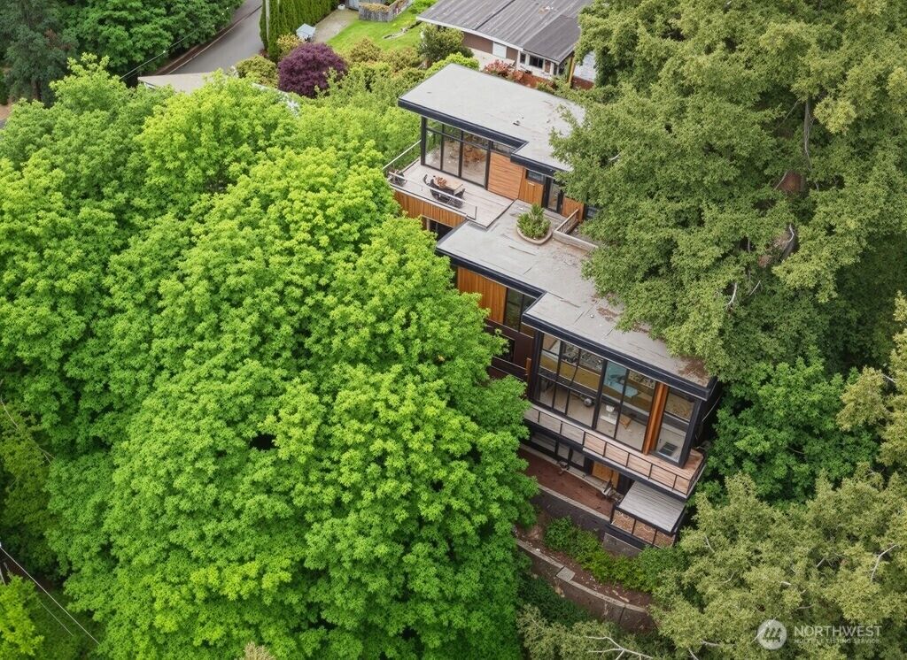 Property Photo:  73 Xx SE 38th Street  WA 98040 
